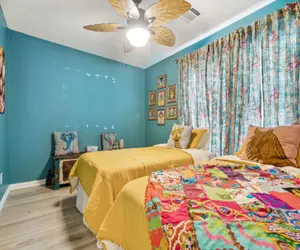 Photo 4 - Eclectic Oasis: Artful & Colorful Comfort