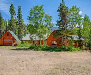 Photo 2 - Longs Peak Cabin - Monthly Long-Term Vacation Rental 30+ Days - Estes Park