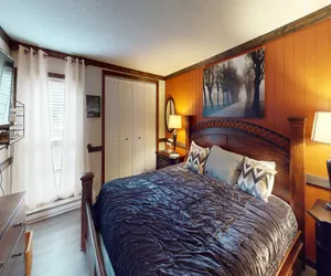 Photo 5 - Delightful 2BR Leatherbark Condo