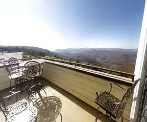 Photo 2 - Luxury 3 BR in Seneca with Breathtaking View!