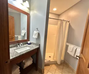 Photo 5 - Escape to this stylish 2BR Allegheny - room for 8!