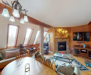 Photo 5 - Cozy 4BR at Leatherbark - room for everyone!