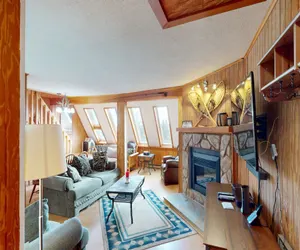 Photo 2 - Cozy 4BR at Leatherbark - room for everyone!