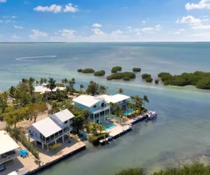 Photo 5 - Waterfront Home With Swimming Pool