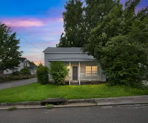 Photo 4 - Quiet Family Home - Downtown, Pet Friendly, 4 Beds