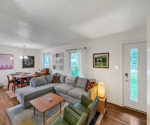 Photo 4 - Charming Mid-Century Modern Home in Shannon Park