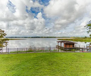 Photo 2 - Comfortable 4BR Lakefront: Restful, Pool, Private - Near Legoland, Bok Tower & Disney