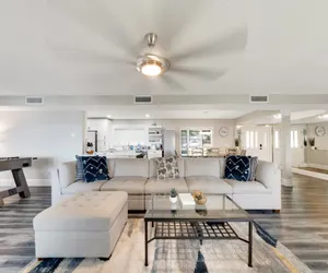 Photo 5 - Comfortable 4BR Lakefront: Restful, Pool, Private - Near Legoland, Bok Tower & Disney