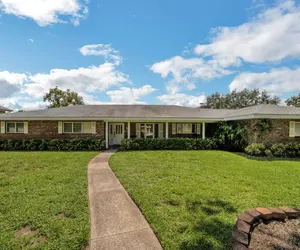 Photo 3 - Comfortable 4BR Lakefront: Restful, Pool, Private - Near Legoland, Bok Tower & Disney