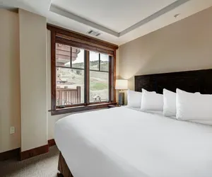 Photo 5 - Luxury 4 Bedroom Condo on Peak 8