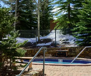 Photo 4 - Riverside Zephyr Mountain Lodge