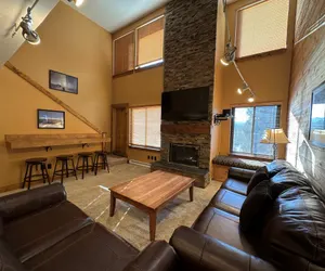 Photo 2 - Lakeside, spacious, modern 2BR - sleeps up to 8