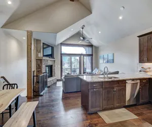 Photo 5 - Luxury Home - Sleeps 10 - Fireplace & Mountain View