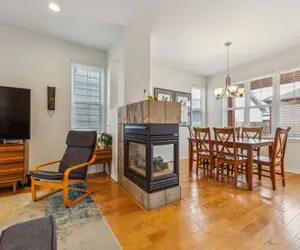 Photo 3 - Cozy home with jacuzzi tub, fireplace and gym