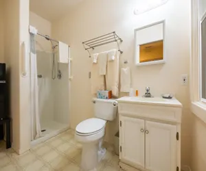 Photo 5 - Hotel Cathlamet Room 201 - Interior Full