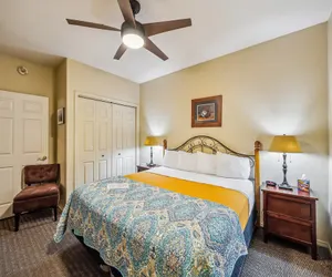 Photo 3 - Hotel Cathlamet Room 206 - Garden View King