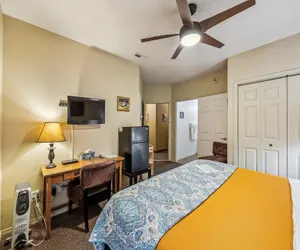 Photo 4 - Hotel Cathlamet Room 206 - Garden View King