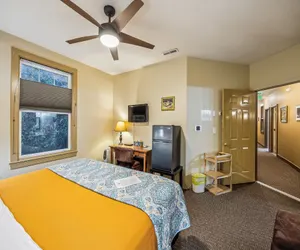 Photo 5 - Hotel Cathlamet Room 206 - Garden View King
