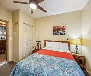 Photo 4 - Hotel Cathlamet Room 216 - Main St Queen