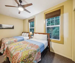 Photo 3 - Hotel Cathlamet Room 202- Queen & Full w/Garden View