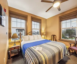 Photo 2 - Hotel Cathlamet Room 212  - King Suite