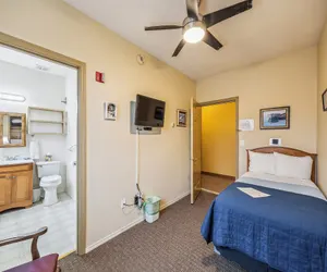 Photo 2 - Hotel Cathlamet Room 208 - Single
