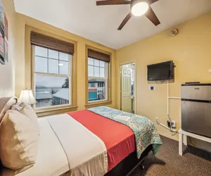 Photo 2 - Hotel Cathlamet Room 220 - Main St Queen