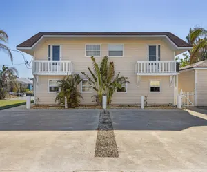 Photo 4 - 21591/3 Entire Waterfront Duplex With Pool and Spa - Manor