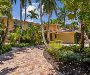 Photo 2 - Prime Location Luxury Waterfront Villa near Las Olas Blvd, Heated Pool and Spa