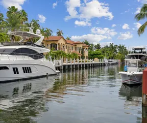 Photo 5 - Prime Location Luxury Waterfront Villa near Las Olas Blvd, Heated Pool and Spa