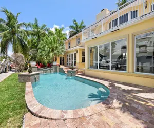 Photo 3 - Prime Location Luxury Waterfront Villa near Las Olas Blvd, Heated Pool and Spa