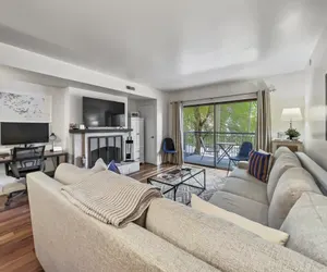Photo 3 - 129 Park Station Escape! Cozy Condo with Pool Hot Tub! Walking Distance to Main Street Town Lift!