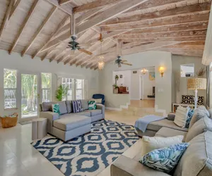 Photo 2 - Luxurious Oasis in Fort Lauderdale's Heart