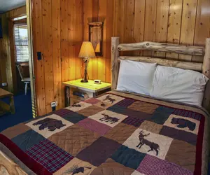 Photo 4 - Lazy R Cottages: 2