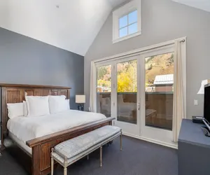 Photo 4 - East Side Hideaway