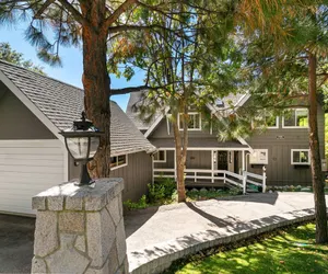 Photo 5 - Elegant Home with Hot Tub and Sports Court