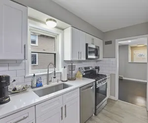 Photo 2 - Contemporary Retreat in the Heart of Des Plaines