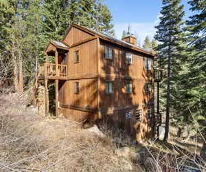 Photo 2 - Tri-Level Dog Friendly Mountain Home - VH 142