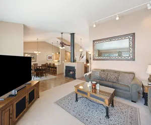 Photo 5 - 8 Umpqua Ln