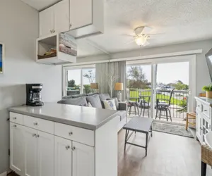 Photo 5 - Beautiful 1 Bed Beach Balcony Condo #207