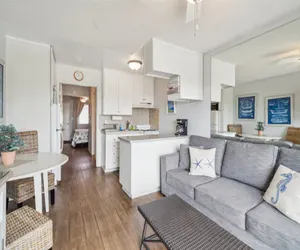 Photo 4 - Beautiful 1 Bed Beach Balcony Condo #207