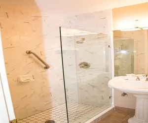 Photo 4 - Beautiful 2 Bed Beach Condo #203