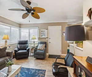 Photo 3 - Beautiful 1 Bed Beach Condo #122