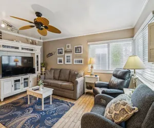 Photo 2 - Beautiful 1 Bed Beach Condo #122