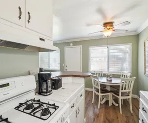Photo 4 - 1 Bed Beach Condo  #131