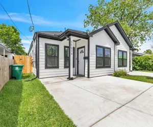 Photo 5 - Chic Pet Friendly 3BR Duplex in Amazing Location
