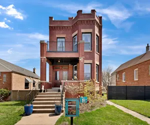 Photo 4 - 3 Bed Vintage Condo in Chicagolands Trendy Berwyn