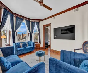 Photo 5 - 3 Bed Vintage Condo in Chicagolands Trendy Berwyn