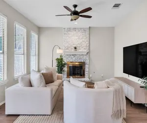 Photo 2 - Modern 4BR Gem Chic Comfort in Austin