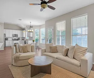 Photo 3 - Modern 4BR Gem Chic Comfort in Austin